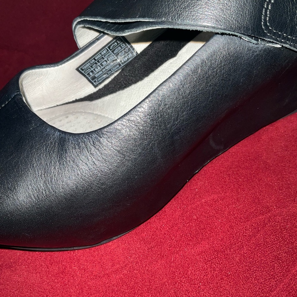 TSUBO ASMIK Black Leather Wedges. LIKE NEW!! - Picture 2 of 9